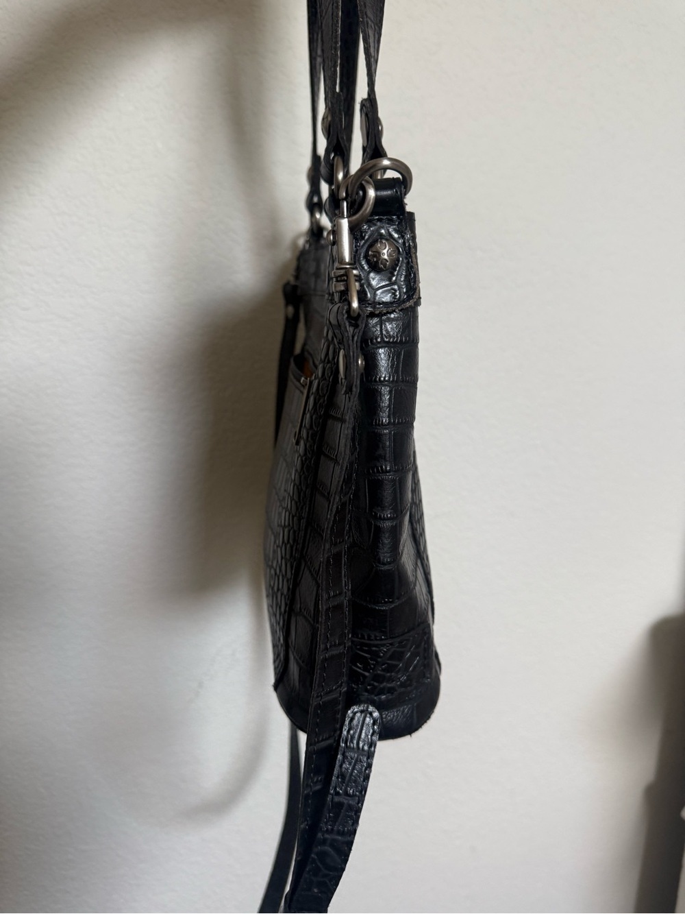 Patricia Nash | Aveley Crossbody Handbag Distressed Croc Leather - Picture 5 of 14